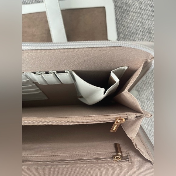 Carianni White IPad Case with Minimalist Design - Picture 8 of 16